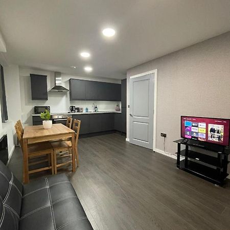 Charming Modern Apartment Near London Heathrow Feltham Exterior foto
