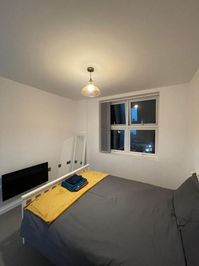 Charming Modern Apartment Near London Heathrow Feltham Exterior foto