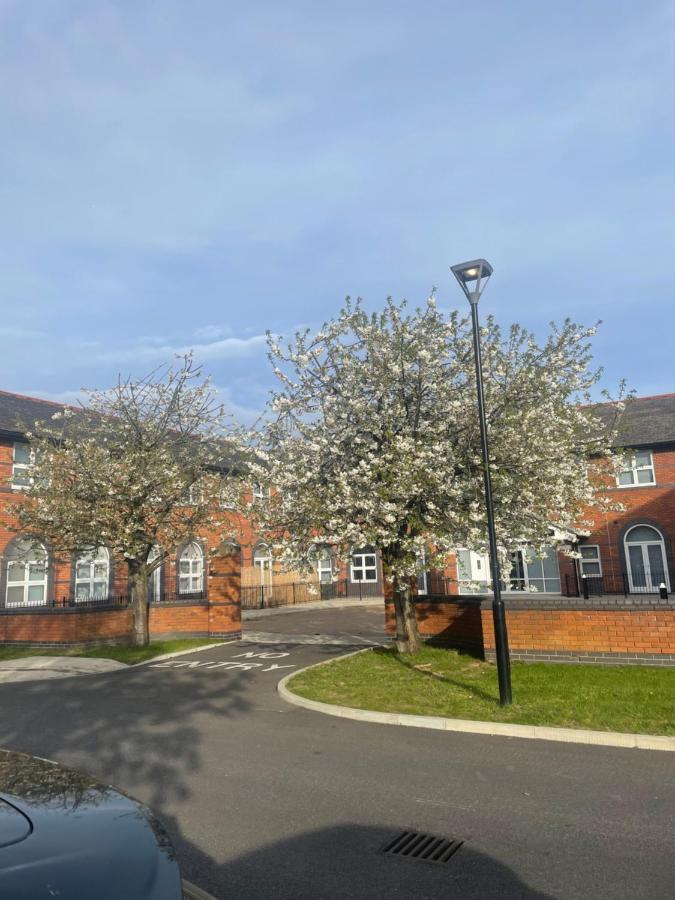 Charming Modern Apartment Near London Heathrow Feltham Exterior foto