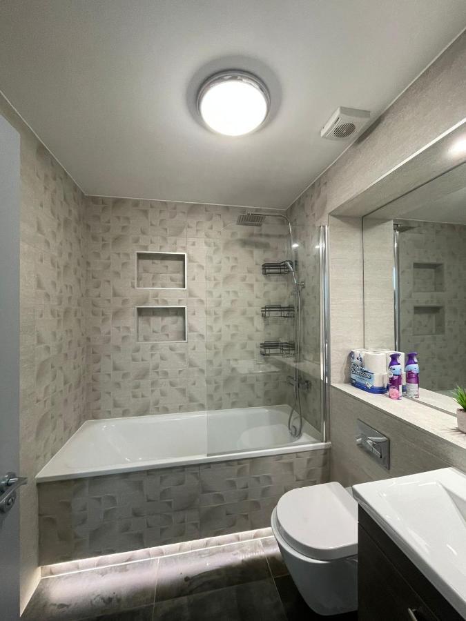 Charming Modern Apartment Near London Heathrow Feltham Exterior foto